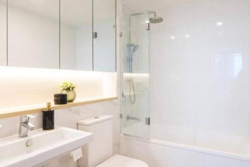 een badkamer met een douche, een toilet en een wastafel bij L19 Spacious Apt, Wi-Fi, Parking by Stylish Stays in Brisbane