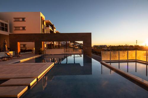 una piscina frente a un edificio en Villa Serena 304, SeaView appt in the Luxury Area of La Paz, en La Paz