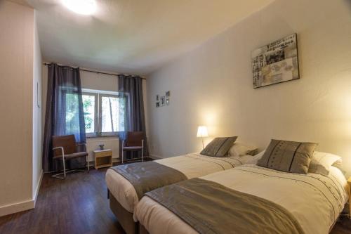 a hotel room with two beds and a window at Am Glenne Ferienhaus in Heide