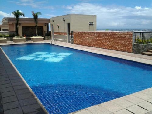 Бассейн в Comfy Artsy Studio in BGC или поблизости