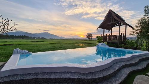 Classic Traditional Villa with Breathtaking View Pool WIFIの敷地内または近くにあるプール