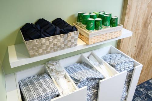 um armário com verde e branco orgânico e organizado em Hotel Kansai em Osaka