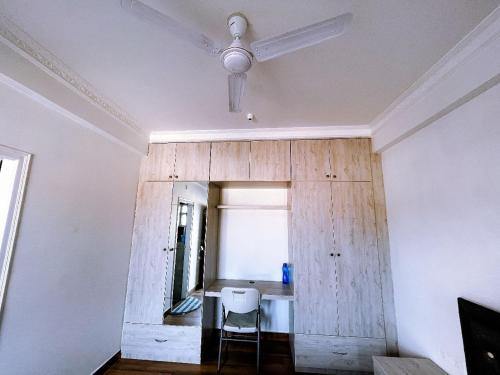 uma sala de jantar com uma ventoinha de tecto e uma mesa em RVR Abode -Private Rooms em Bangalore
