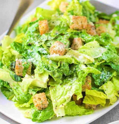 ラービグにあるアラビアン パーム ホテルの白皿のサラダ