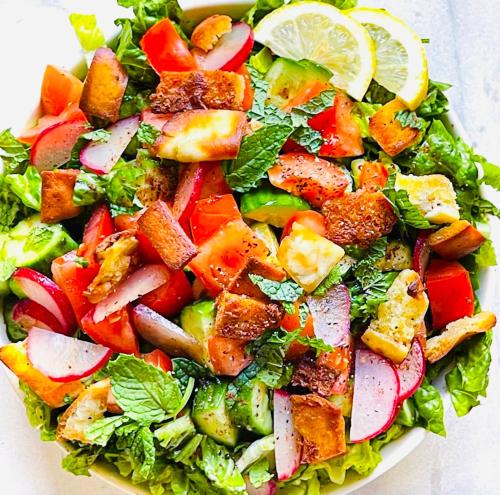 ラービグにあるアラビアン パーム ホテルのサラダ皿