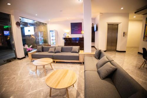 uma sala de estar com dois sofás e uma mesa em Rico's Patong Hotel em Patong Beach