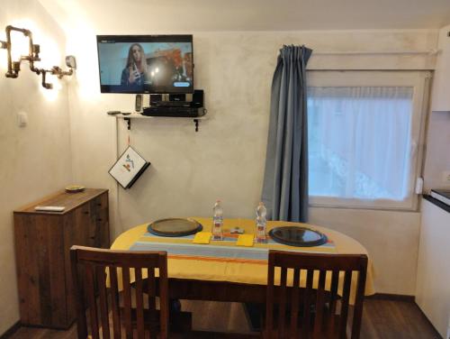 Μια τηλεόραση ή/και κέντρο ψυχαγωγίας στο CASA CHIOMEI close M1