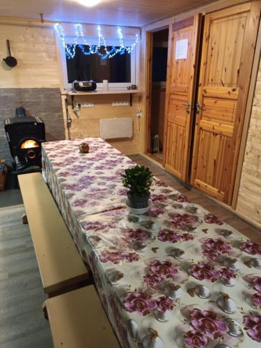 eine Küche mit einem Tisch mit Blumen darauf in der Unterkunft Lili’s Holiday House in Otepää