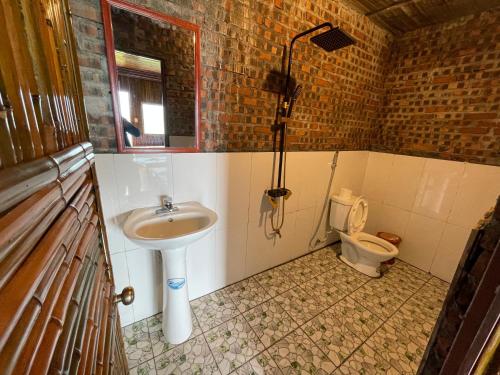 a bathroom with a sink and a toilet at Mâm Xôi Homestay 