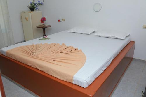 uma cama grande com um cobertor em Sunil Lanka Hotel em Aluthgama