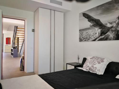 1 dormitorio con 1 cama y una pintura en la pared en Precioso chalet vanguardista, en Palma de Mallorca