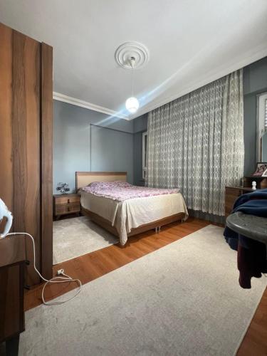1 dormitorio con cama y ventana en Antalya Kepez en Yukarıkaraman
