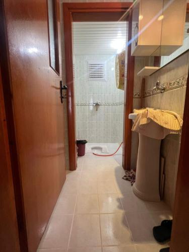 y baño con ducha, lavabo y aseo. en Antalya Kepez en Yukarıkaraman
