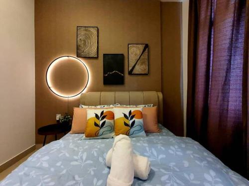 un osito de peluche blanco sentado en la parte superior de una cama en Cozy Spacious Home 2 BR SKS Habitat Larkin JB, en Johor Bahru