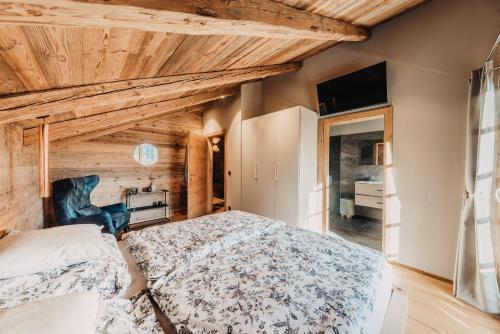 um quarto com uma cama e um tecto de madeira em Chalet Tannalm em Bad Kleinkirchheim