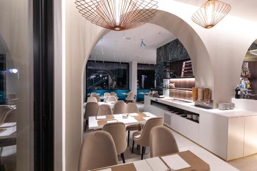 un ristorante con tavoli e sedie e un bar di Hotel Dei Nani a Jesi