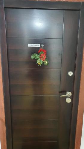 a brown door with a flower on it at Apartman Jogi in Vračar (historical)