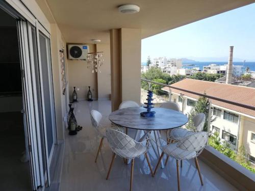 einen Tisch und Stühle auf einem Balkon mit Aussicht in der Unterkunft W Apartment in Chania