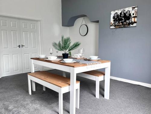 una mesa blanca con gafas y una planta en ella en Great location, spacious 3 bedroom house en Pallion