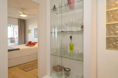 a glass display case in a room with a bed at Casa Altea-mar in Altea