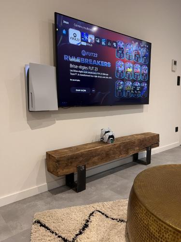 a flat screen tv hanging on a wall at Le Loft de l'hôtel Dieu in Villefranche-de-Rouergue