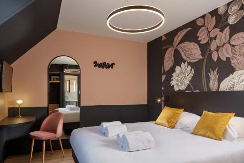Habitación de hotel con 2 camas y espejo en Maison Cabotte en Beaune
