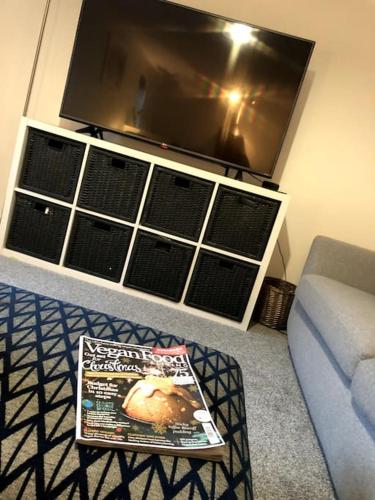 TV o dispositivi per l'intrattenimento presso Large 2 bedroom apartment, 4 beds one 1 en-suite, Free parking Nr Chelt Elmore and Quays