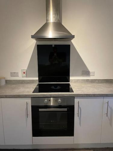 Cucina o angolo cottura di Large 2 bedroom apartment, 4 beds one 1 en-suite, Free parking Nr Chelt Elmore and Quays