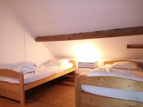 Ce dortoir comprend 2 lits superposés. dans l'établissement Saint Jacut de la mer, maison avec jardin., à Saint-Jacut-de-la-Mer