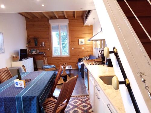 une cuisine et une salle à manger avec une table et un comptoir dans l'établissement Saint Jacut de la mer, maison avec jardin., à Saint-Jacut-de-la-Mer