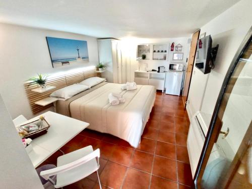 una camera d'albergo con letto e cucina di HomeClass Mercantile a Bari