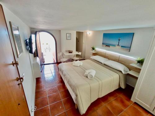 a bedroom with a large bed in a room at HomeClass Mercantile in Bari