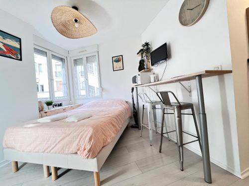 1 dormitorio con cama y escritorio en Le Tressous - Studio sur place de Jaude Prefecture, en Clermont-Ferrand