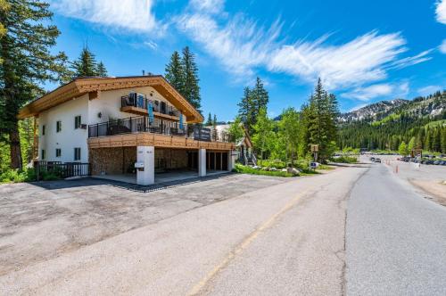 uma casa ao lado de uma estrada em Big Cottonwood 2 Bedroom Brighton Chalet em Brighton