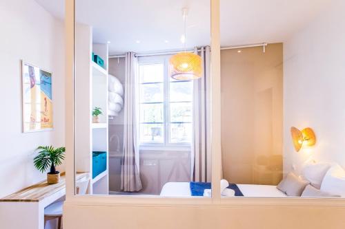 a room with a window and a bed in it at Le Cosy Studio - 60m gare - Hypercentre - Clim - Wifi in Toulon