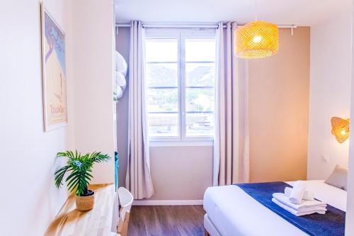 a small bedroom with a bed and a window at Le Cosy Studio - 60m gare - Hypercentre - Clim - Wifi in Toulon