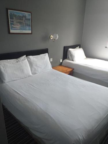 Katil atau katil-katil dalam bilik di The Airman Hotel