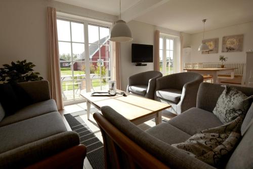 Sala de estar con sofás y mesa de centro en Lalandia Billund, en Billund