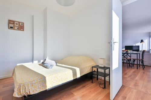 ein Schlafzimmer mit einem Bett und ein Esszimmer mit einem Tisch in der Unterkunft Le Lutetia - 4pers - Au Calme et lumieux - Wifi - Proche Gare in Toulon