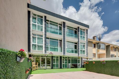 un edificio de oficinas con un patio verde en Lucky Homes, en Ankara