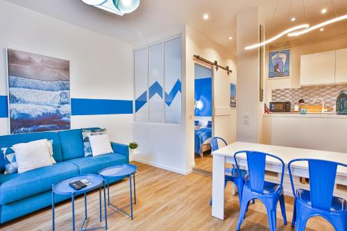 un salon avec un canapé bleu, une table et des chaises dans l'établissement La Clé Studio Clim, WiFi, Gare et Port à Toulon, à Toulon