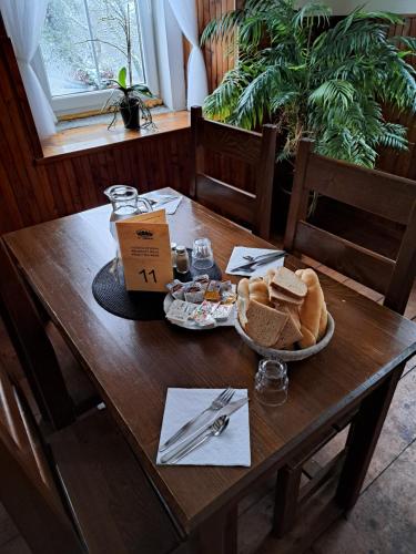 einen Tisch mit einer Schüssel Brot und einem Teller Essen in der Unterkunft Pension U Johnů in Petrovice
