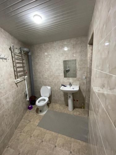 uma casa de banho com um WC, um lavatório e um chuveiro em CHO'PON OTA Hotel em Samarkand