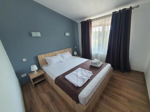 Un dormitorio con una cama grande y una ventana en Apartment Villa, en Bucarest