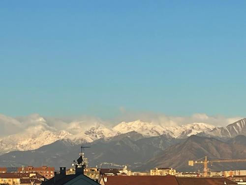 uma vista para uma serra com montanhas cobertas de neve em Feels like home em Turim