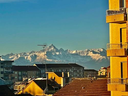 uma vista para uma cidade com montanhas ao fundo em Feels like home em Turim