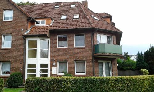 a brown brick house with a white window at Ferienwohnung Esener Bär in Esens