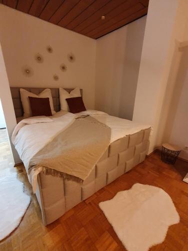 ein Bett aus Kisten in einem Zimmer in der Unterkunft Ferienwohnung Christina in Bad Neuenahr-Ahrweiler