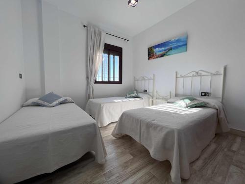 Valle de AbdalagísにあるMirador de Shilpa y Sonalのベッドルーム1室(ベッド2台、窓付)