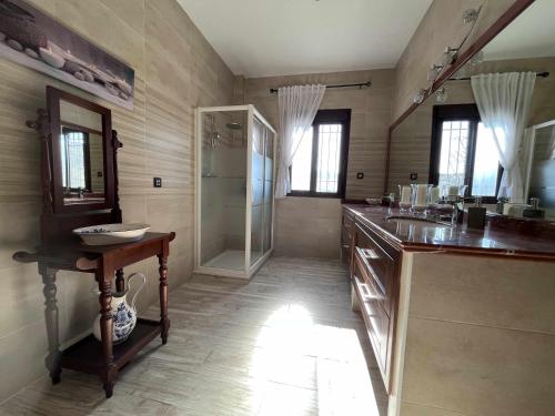 een grote badkamer met een douche en een wastafel bij Mirador de Shilpa y Sonal in Valle de Abdalagís